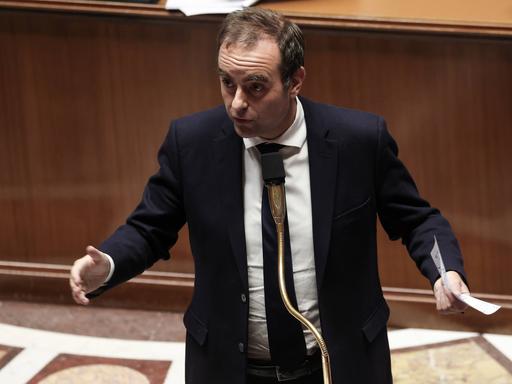 Frankreichs Premierminister Sébastien Lecornu steht am Rednerpult in der Französischen Nationalversammlung und spricht.