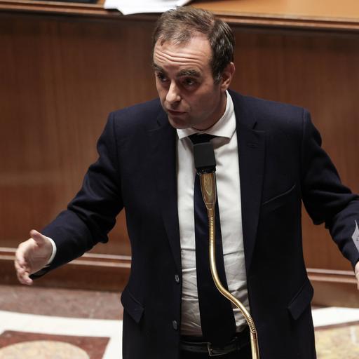 Frankreichs Premierminister Sebastien Lecornu steht am Rednerpult in der Französischen Nationalversammlung und spricht.