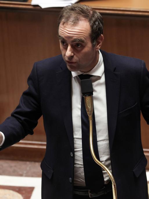 Frankreichs Premierminister Sébastien Lecornu steht am Rednerpult in der Französischen Nationalversammlung und spricht.