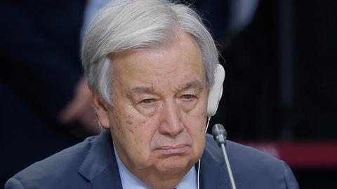 Der Generalsekretär der Vereinten Nationen, Antonio Guterres sitzt vor einem Mikrofon.