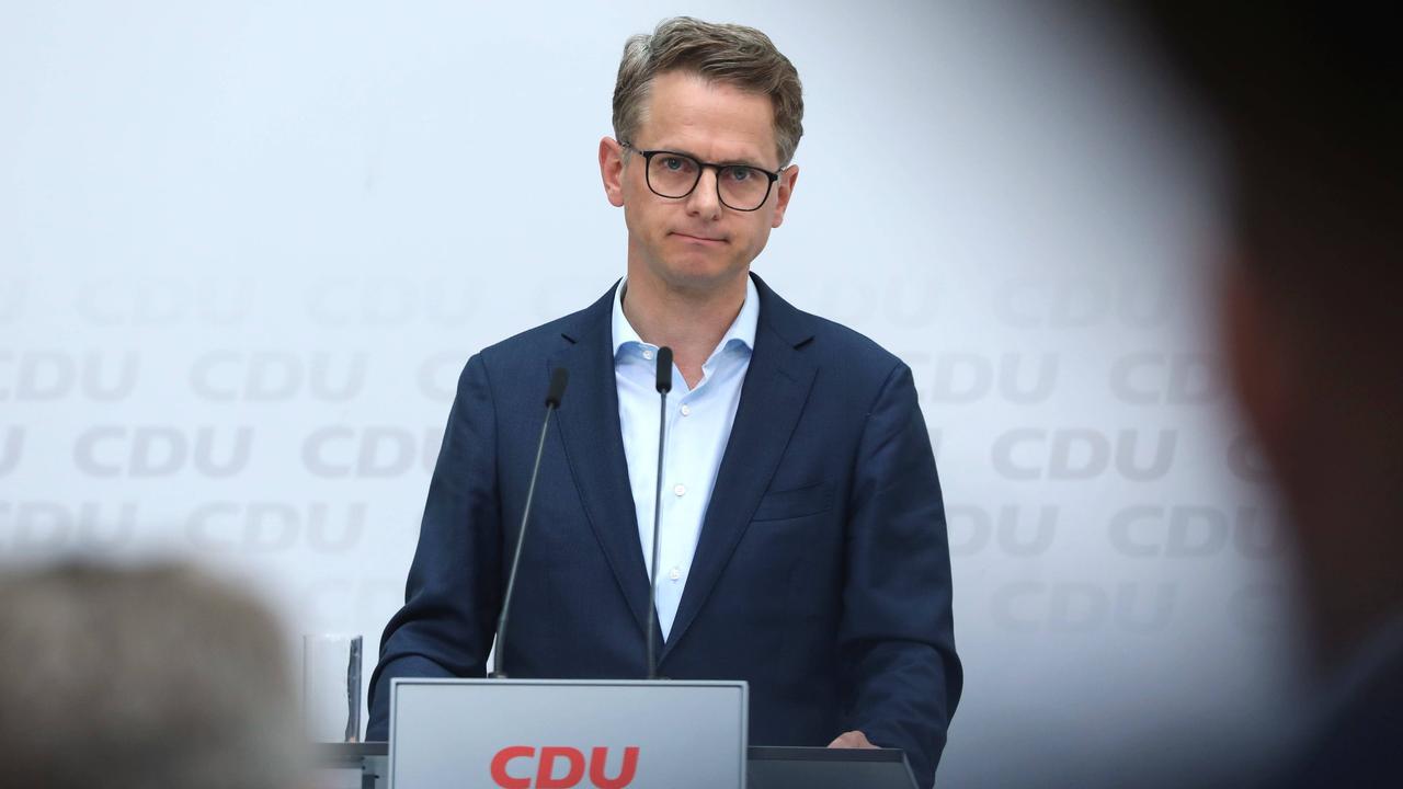 CDU-Generalsekretär Carsten Linnemann auf einer Pressekonferenz im Konrad-Adenauer-Haus am Rednerpult.