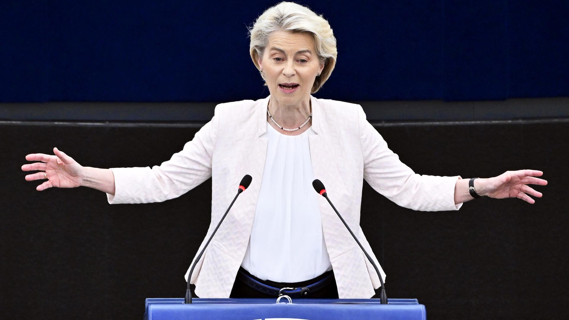 Straßburg: Ursula von der Leyen (CDU) spricht bei der Sitzung im Europäischen Parlament. 