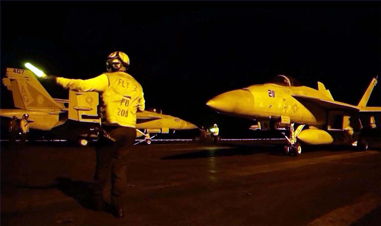 Ein Screenshot von Videomaterial des US-Zentralkommandos (CENTCOM) am 21. Juli 2026 zeigt einen sogenannten Marshaller des US-Militärs, der Kampfflugzeuge beim Start den Weg weist. Ein Screenshot von Videomaterial des US-Zentralkommandos (CENTCOM) am 21. Juli 2026 zeigt einen sogenannten Marshaller des US-Militärs, der Kampfflugzeuge beim Start den Weg weist.
