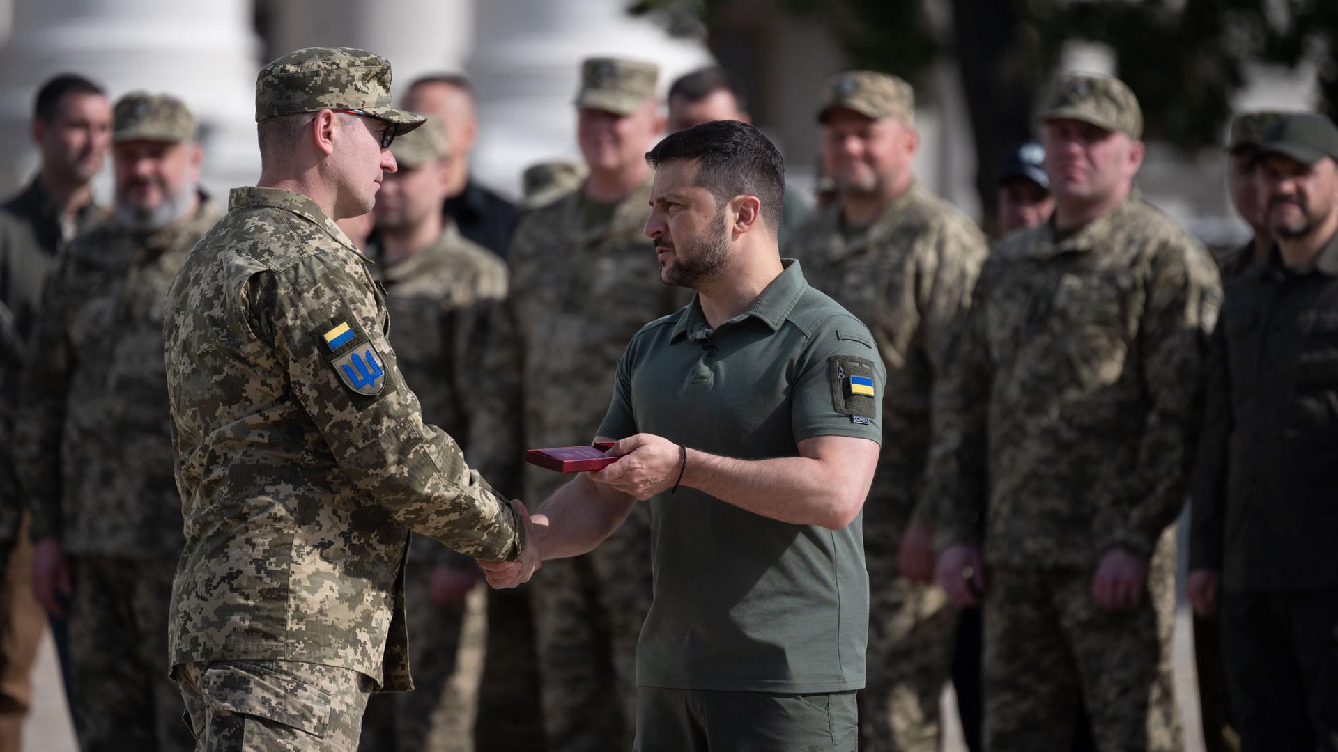 Der ukrainische Präsident Wolodymyr Selenskyj ehrt ukrainische Soldaten.