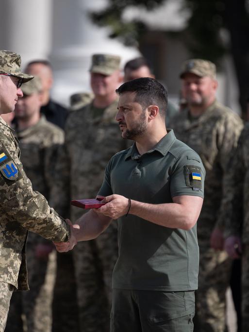 Der ukrainische Präsident Wolodymyr Selenskyj ehrt ukrainische Soldaten.