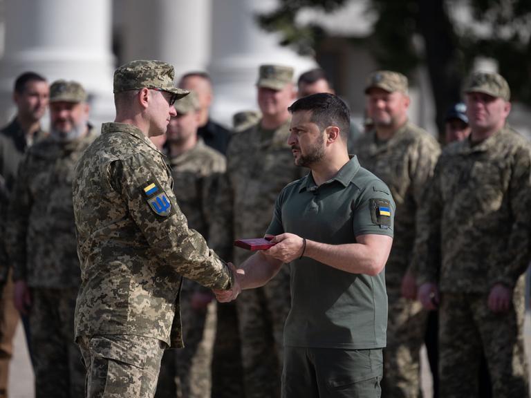 Der ukrainische Präsident Wolodymyr Selenskyj ehrt ukrainische Soldaten.