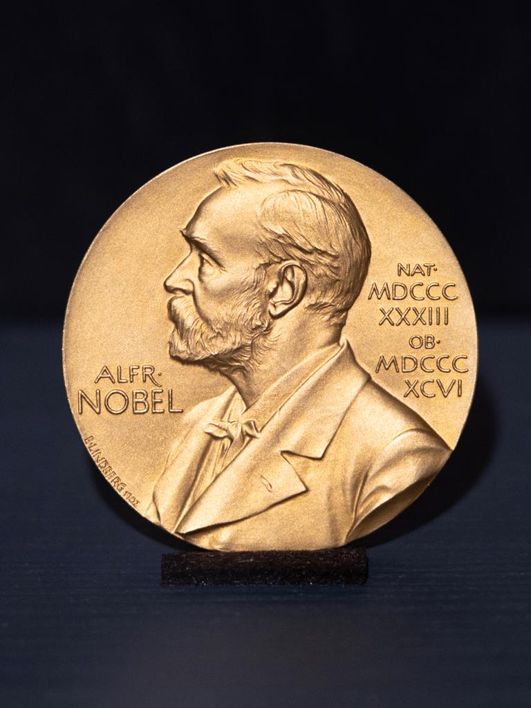 Die Literatur-Nobelpreis-Medaille schräg aufgestellt, steht auf dunkelblauem Grund.