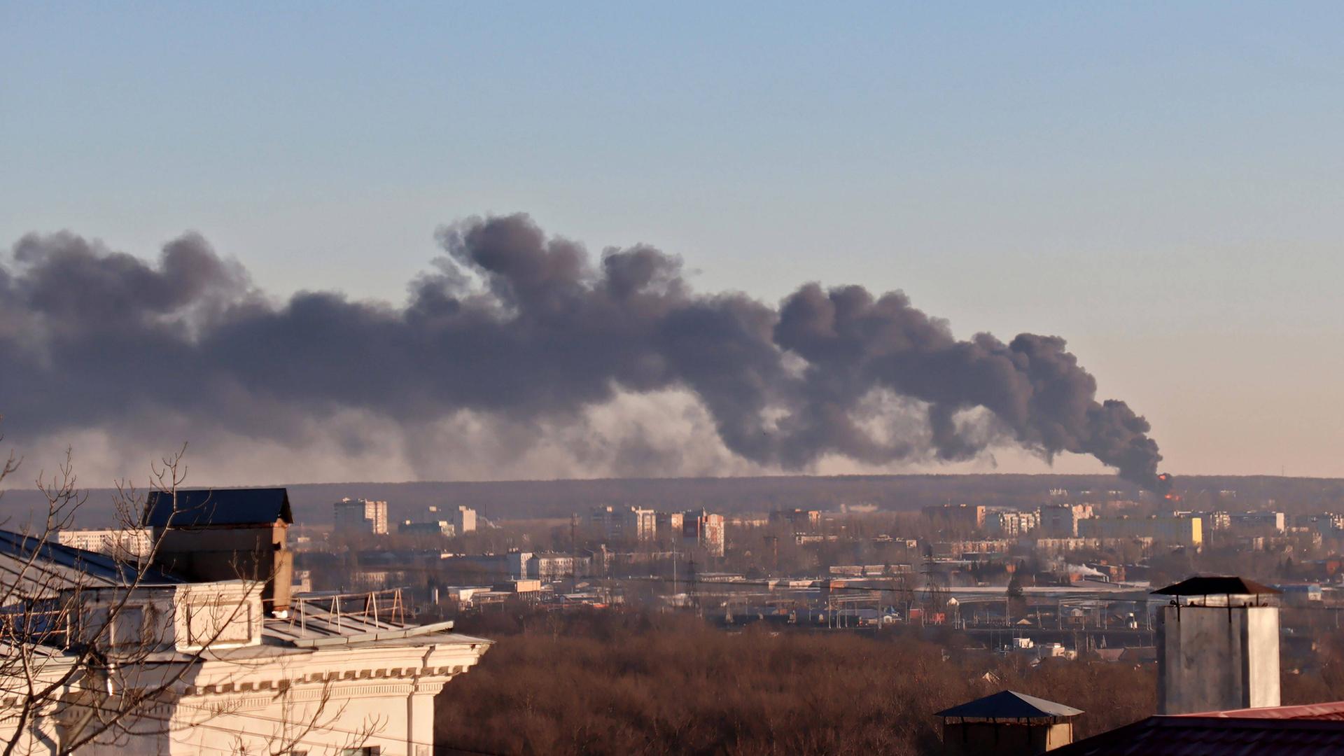 Rauch steigt auf in der Nähe des Flughafens der russischen Stadt Kursk.