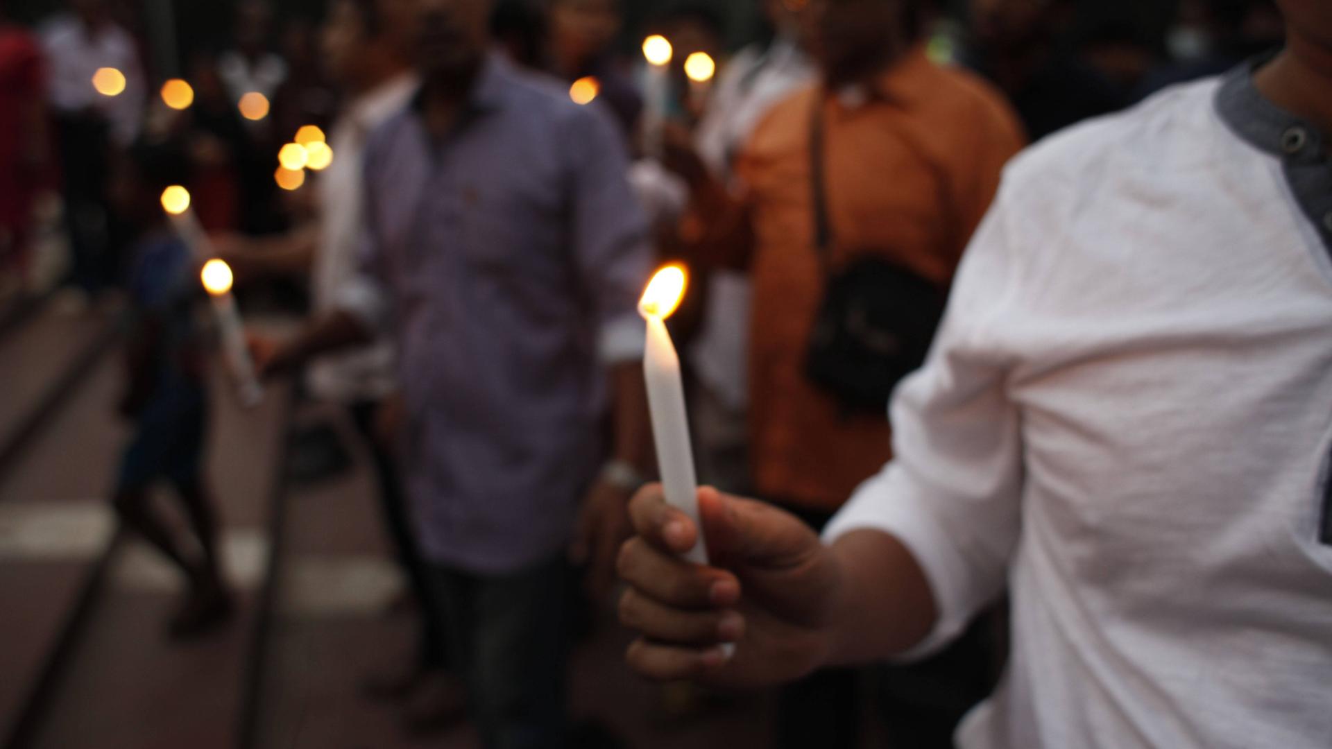 Ein Mann hält eine brennende weiße Kerze in der Hand, aufgenommen am 28.11.2016 bei einer Gedenkfeier für den kubanischen Revolutionsführer Fidel Castro in Dhaka, Bangladesch