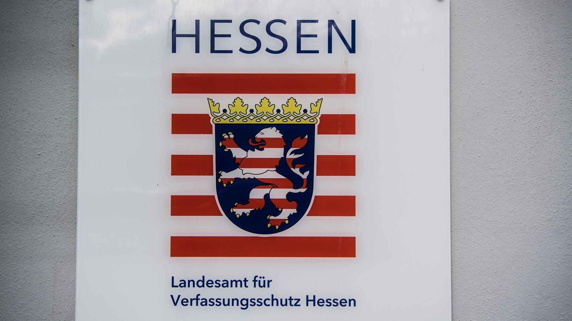 Auf einem Schild steht "Landesamt für Verfassungsschutz Hessen", es ist an einem Gebäude angebracht. Auf einem Schild steht "Landesamt für Verfassungsschutz Hessen", es ist an einem Gebäude angebracht.