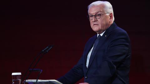 Bundespräsident Frank-Walter Steinmeier hält am 9. November 2025 in seiner Residenz Schloss Bellevue in Berlin, Deutschland, eine Rede über aktuelle Gefahren für die Demokratie.