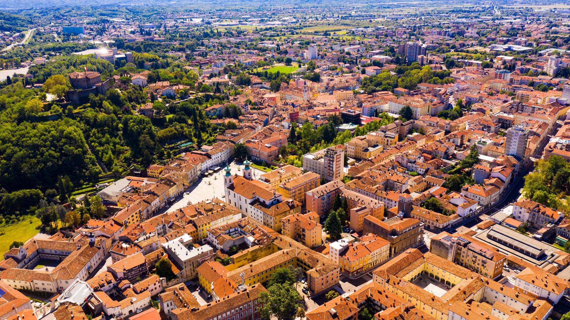 Luftaufnahme von Gorizia, eine historische Altstadt mit rot gedeckten Dächern.