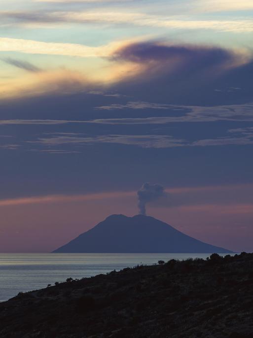 Sonnenuntergang über dem qualmenden Vulkan Stromboli von Nicotera im Tyrrhenischen Meer Sonnenuntergang über dem qualmenden Vulkan Stromboli von Nicotera im Tyrrhenischen Meer