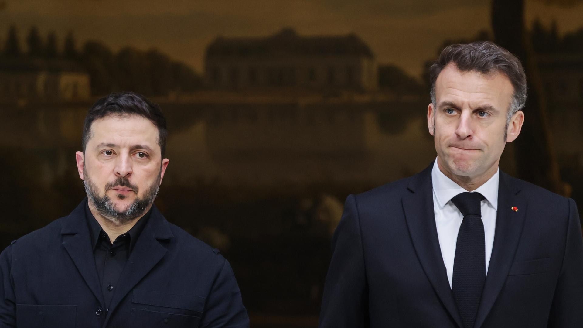 Der ukrainische Präsident Wolodymyr Selenskyj (links) und der französische Präsident Emmanuel Macron (rechts) geben in Paris eine gemeinsame Pressekonferenz. 