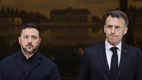 Der ukrainische Präsident Wolodymyr Selenskyj (links) und der französische Präsident Emmanuel Macron (rechts) geben in Paris eine gemeinsame Pressekonferenz. 