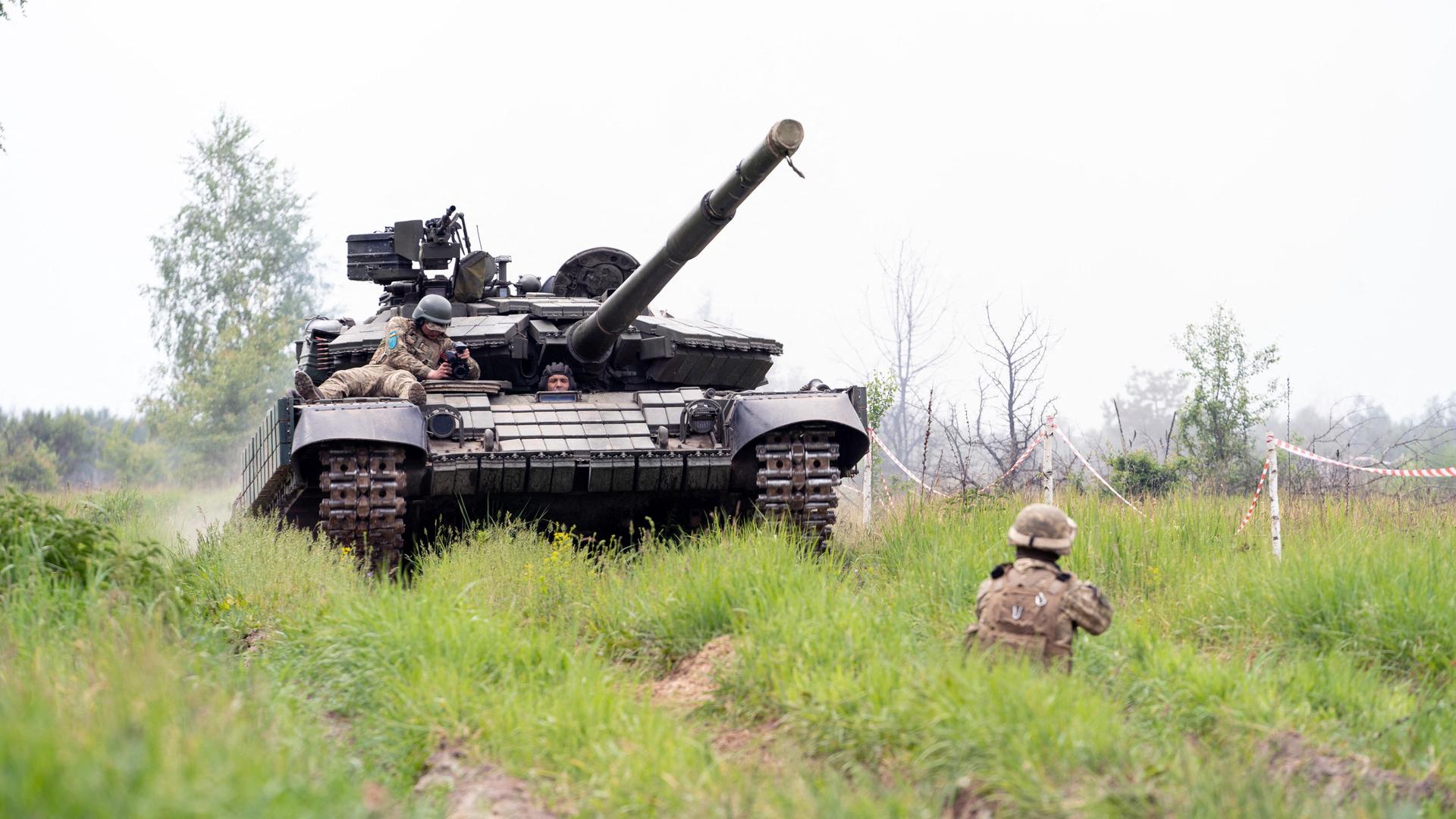 Ein Panzer im Krieg mit Soldaten.