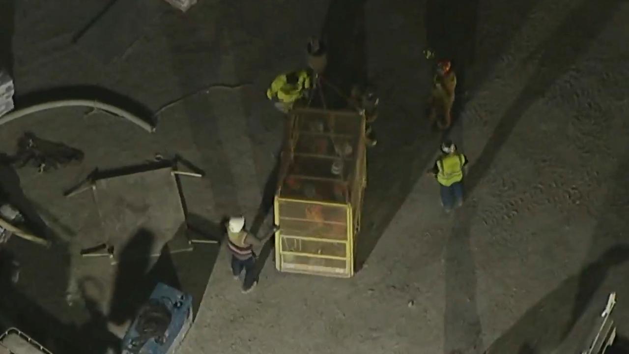 Dieses Bild, das von KABC/ABC7 Los Angeles zur Verfügung gestellt wurde, zeigt, wie Menschen nach dem Einsturz eines Tunnels in Los Angeles mit eine Lift-Korb hoch geholt werden.