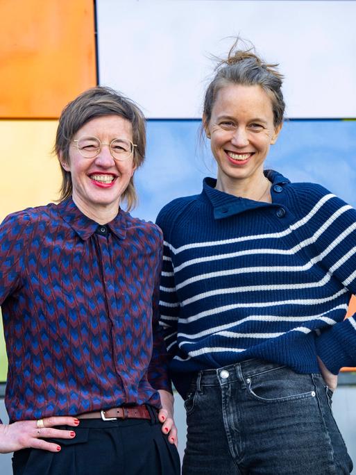 Autorinnen Katja Bigalke (R) und Marietta Schwarz (L) posieren für ein Bild in Berlin am 15. März 2023. 