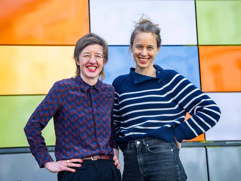 Autorinnen Katja Bigalke (R) und Marietta Schwarz (L) posieren für ein Bild in Berlin am 15. März 2023. 