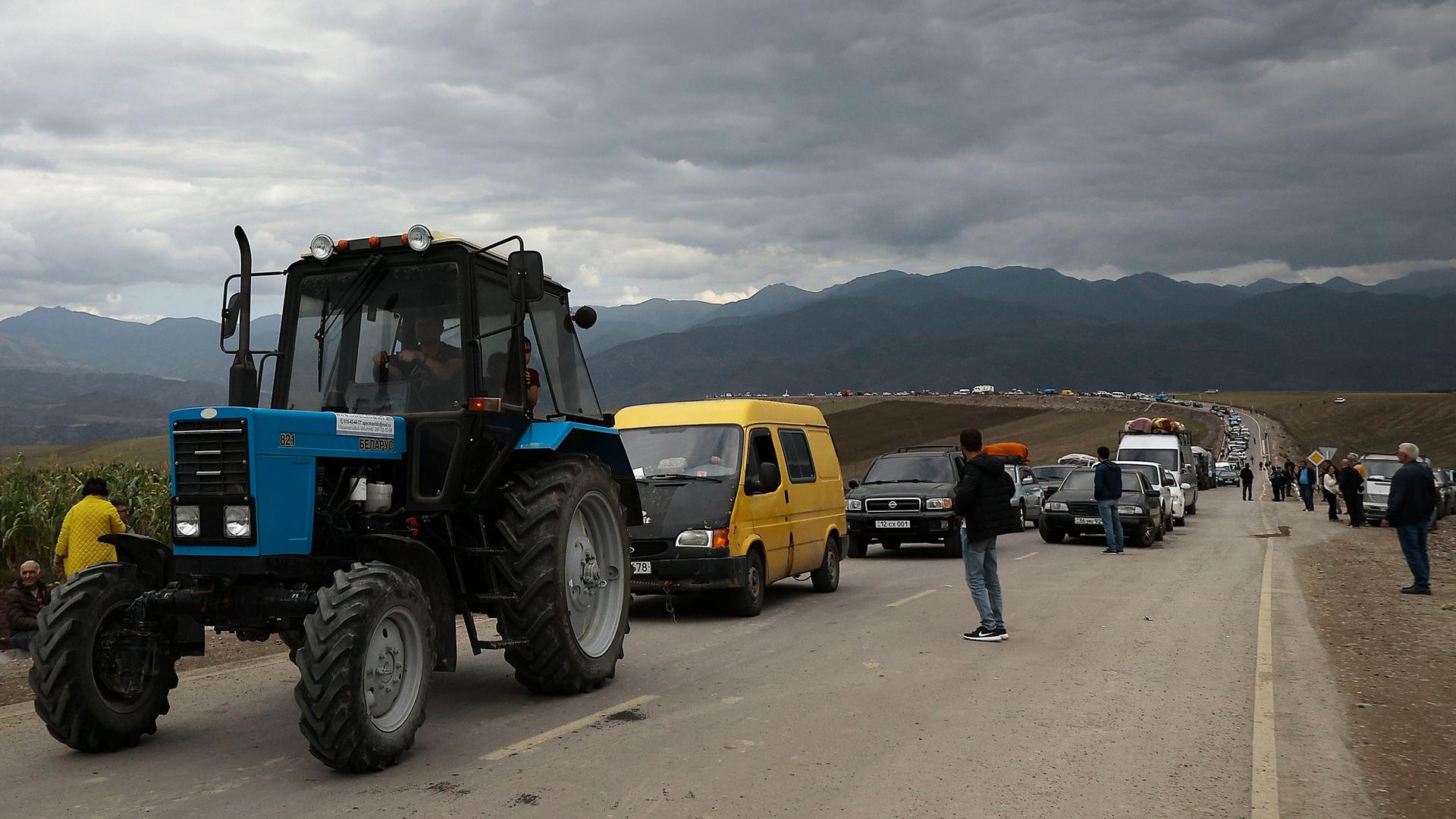 Armenien, Goris: Ein Autokonvoi ethnischer Armenier aus Berg-Karabach bewegt sich nach Kornidzor.