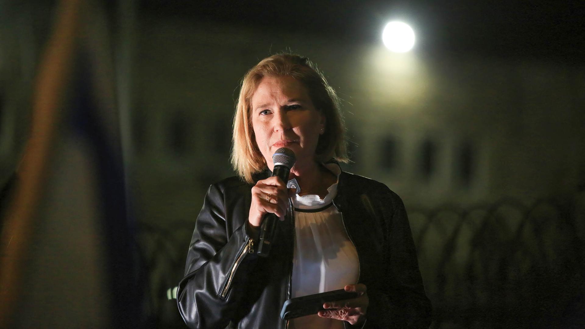 Israels ehemalige Außenministerin Tzipi Livni spricht während einer Abendveranstaltung in ein Mikrofon. 