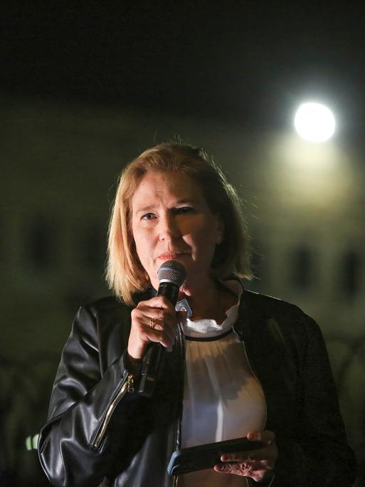 Israels ehemalige Außenministerin Tzipi Livni spricht während einer Abendveranstaltung in ein Mikrofon. 
