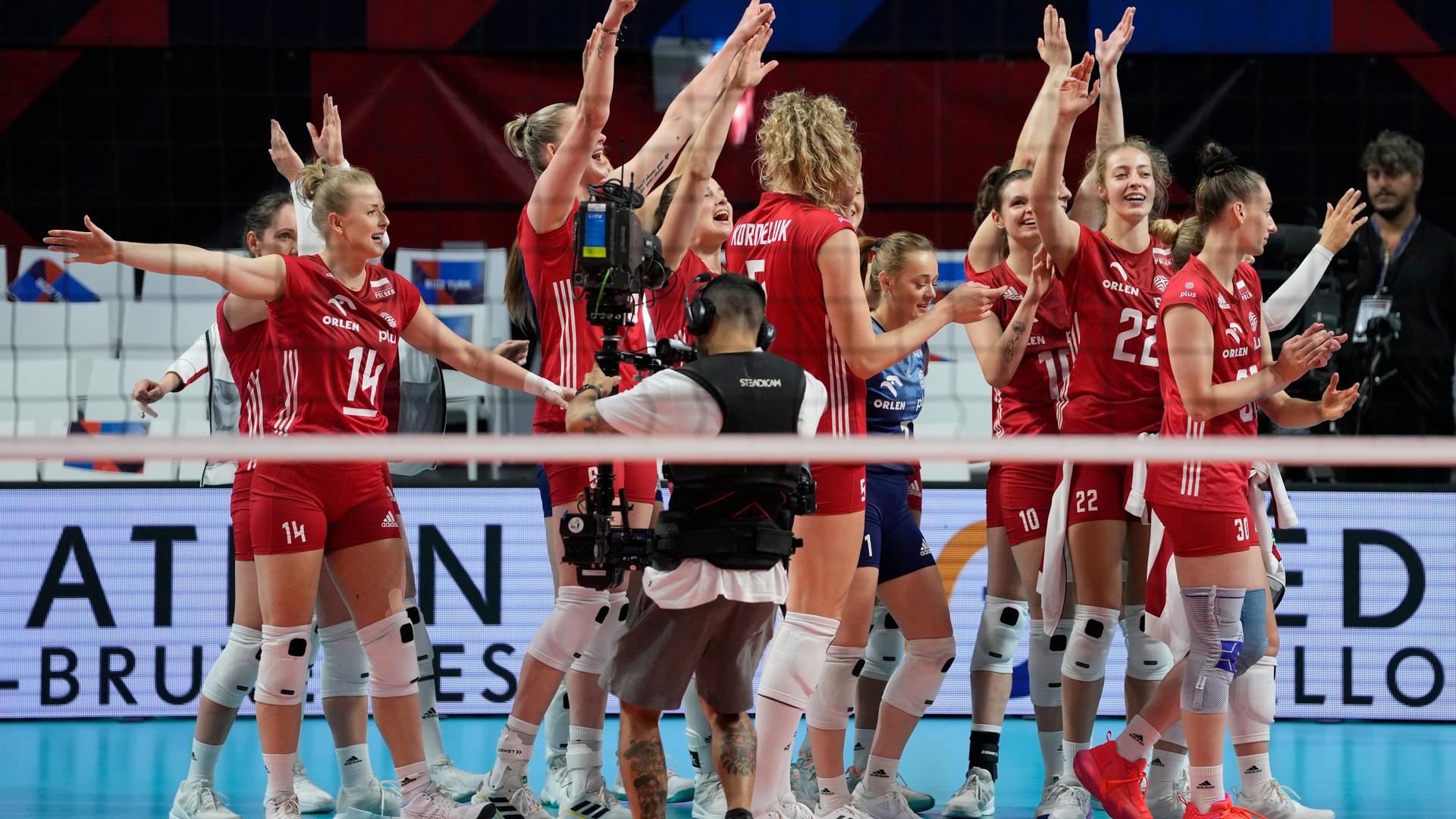 Polnische Spielerinnen feiern ihren Sieg.