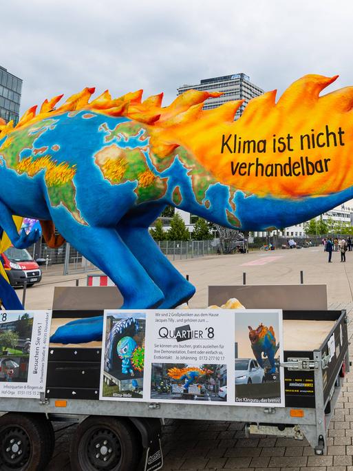 Brennendes Känguru mit der Aufschrift KLIMA IST NICHT VERHANDELBAR vom Düsseldorfer Künstler Jacques Tilly auf dem Platz der Vereinten Nationen - Die Bonn Climate Change Conference vom 05. - 15. Juni 2023 im World Conference Center Bonn war eine Vorbereitungskonferenz zum Weltklimagipfel in Dubai COP28 im November 2023