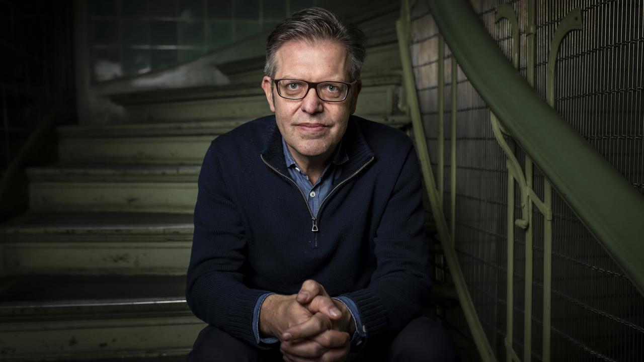 Porträt des Soziologen Steffen Mau, der auf einer Treppe sitzt.