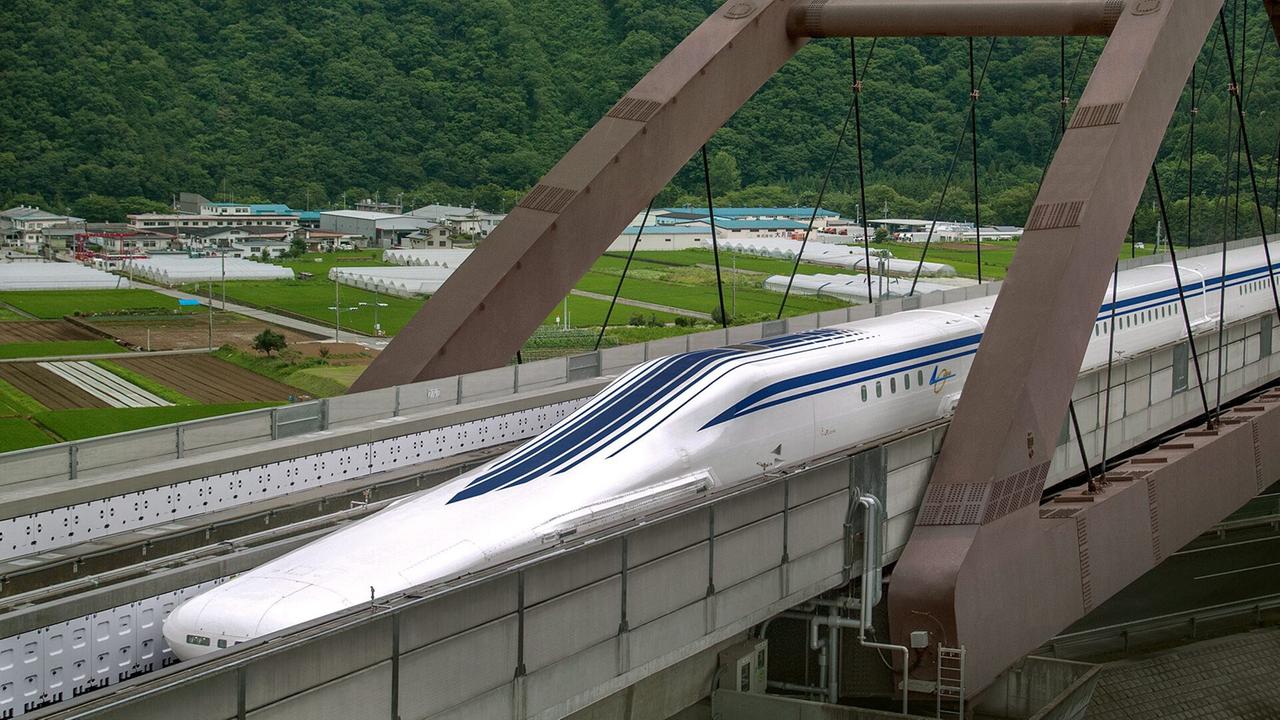 Das Foto zeigt den Magnetschwebezug der L0-Serie (Zero) von Central Japan Railway Co. während einer Hochgeschwindigkeits-Testfahrt in Tsuru, Präfektur Yamanashi, westlich von Tokio, Japan.