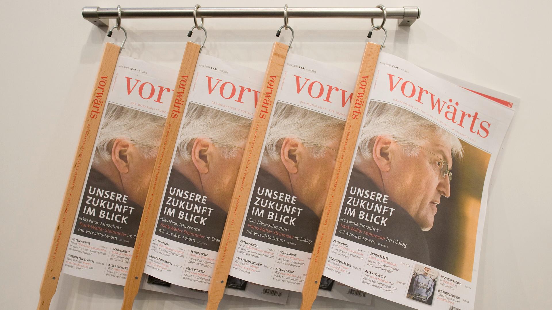 Vier Ausgaben des "Vorwärts" hängen an Bügeln.
