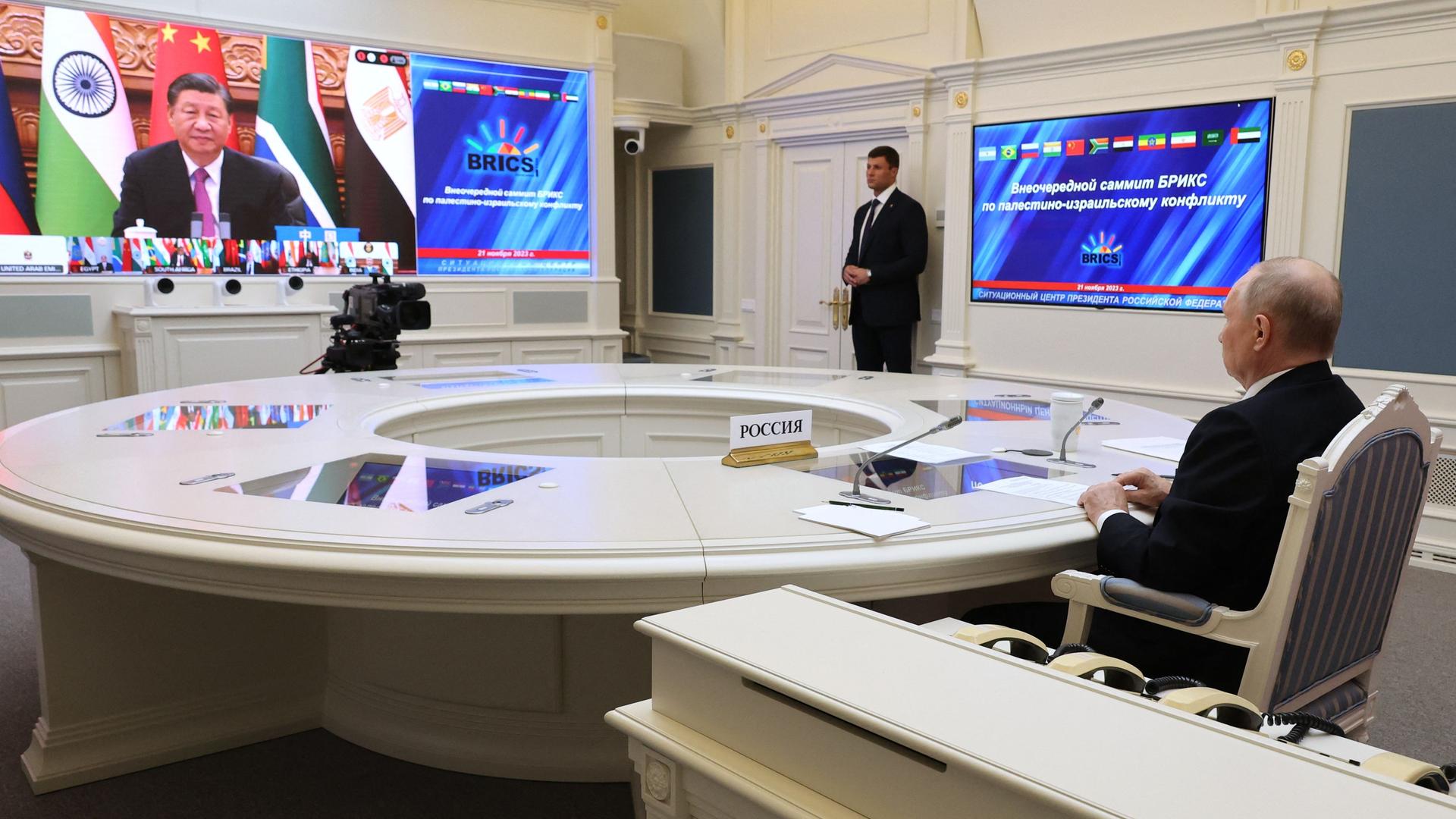 Russlands Präsident Putin sitzt an einem großen runden Tisch und spricht mit den anderen Mitgliedern der BRICS-Staaten via Videokonferenz.