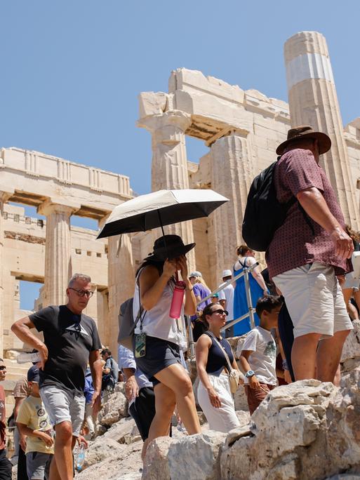 Eine große Gruppe von Touristen spaziert über das Gelände der Akropolis in Athen, der Hauptstadt Griechenlands.