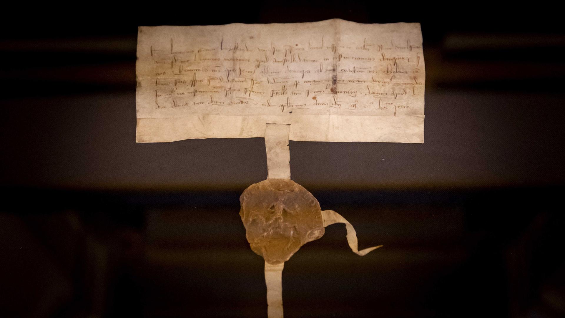 Das Zolldokument des niederländischen Grafen Floris V. 1275 in einem Schaufenster im Stadtarchiv. Das Zolldokument des niederländischen Grafen Floris V. 1275 in einem Schaufenster im Stadtarchiv.