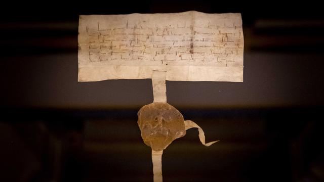 Das Zolldokument des niederländischen Grafen Floris V. 1275 in einem Schaufenster im Stadtarchiv.