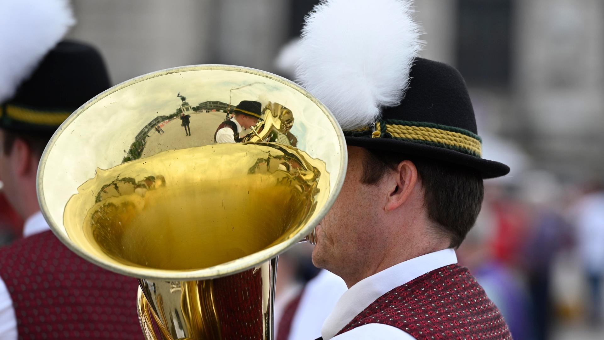 Ein Tuba-Spieler in Tracht beim Blasmusikfestival 2023 in Wien. Ein Tuba-Spieler in Tracht beim Blasmusikfestival 2023 in Wien.