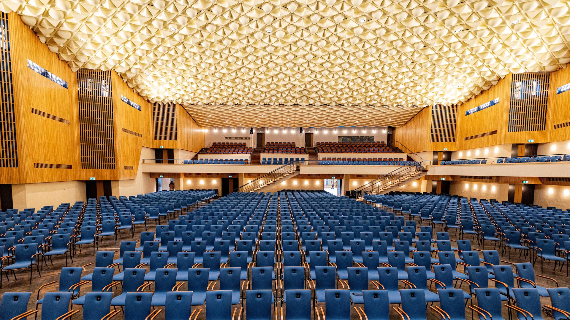 Der renovierte große Konzertsaal der Beethovenhalle in Bonn mit blauen Sitzen und Deckenbeleuchtung. Der renovierte große Konzertsaal der Beethovenhalle in Bonn mit blauen Sitzen und Deckenbeleuchtung.
