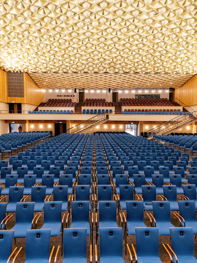 Der renovierte große Konzertsaal der Beethovenhalle in Bonn mit blauen Sitzen und Deckenbeleuchtung.  