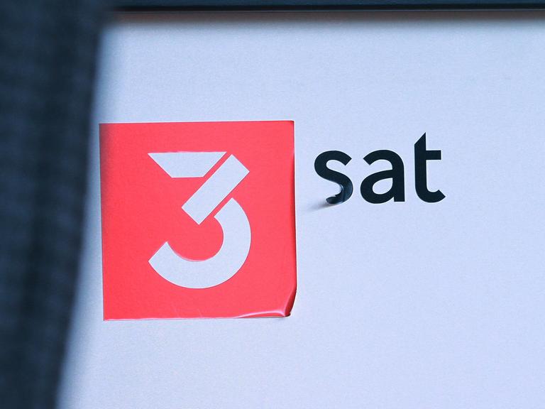 Das Logo des Senders 3sat bei der Buchmesse in Frankfurt