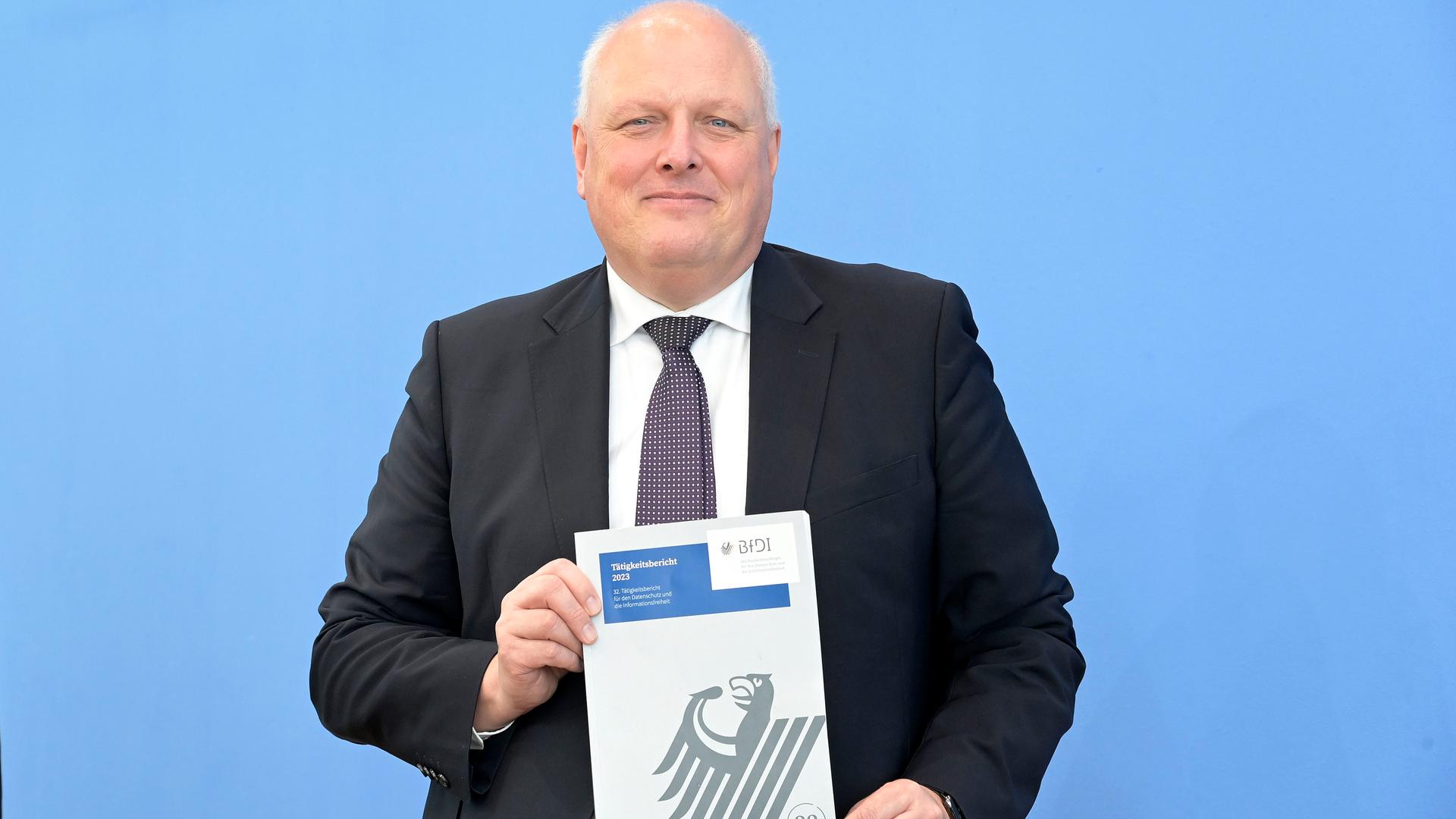 Der Datenschutzbeauftragte der Bundesregierung, Ulrich Kelber, hält seinen Jahresbericht für 2023 in die Kamera. 
