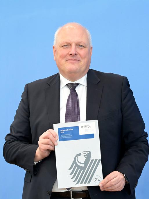 Der Datenschutzbeauftragte der Bundesregierung, Ulrich Kelber, hält seinen Jahresbericht für 2023 in die Kamera. 