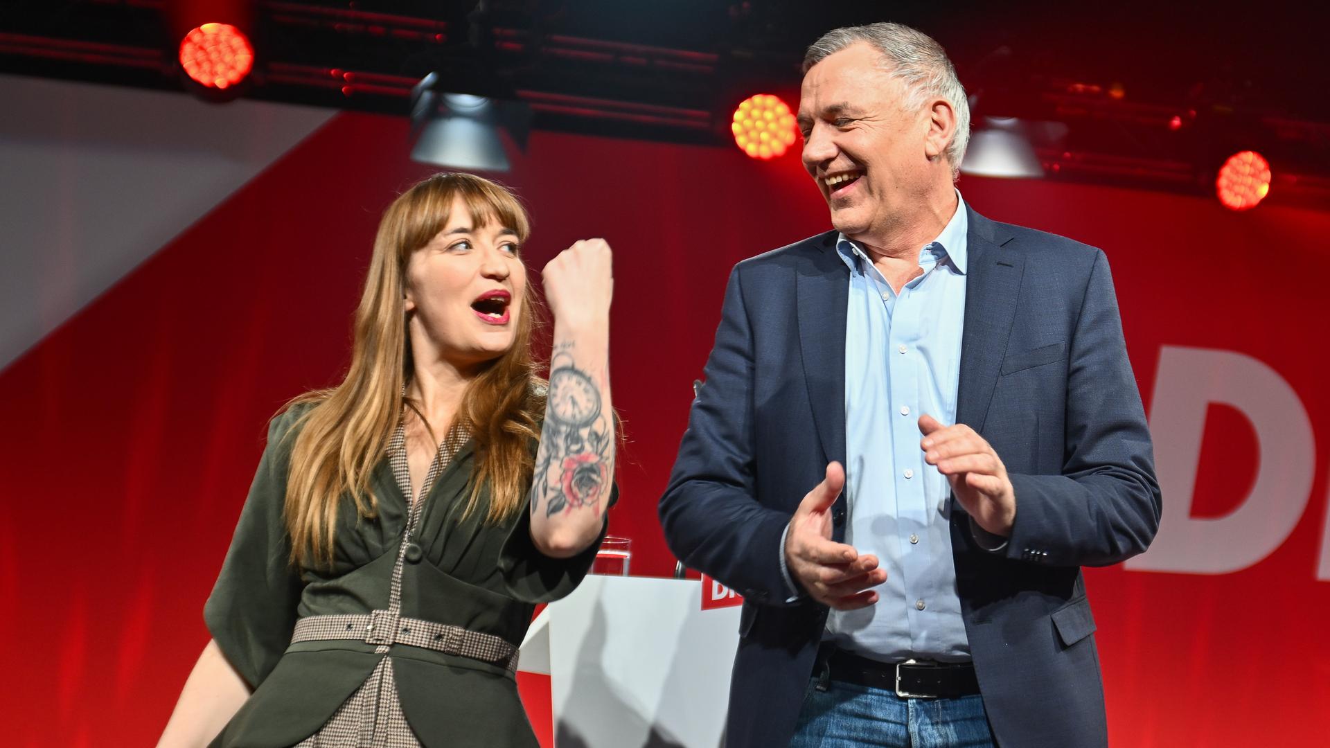 Heidi Reichinnek, Spitzenkandidatin der Partei Die Linke zur Bundestagswahl 2025, und Jan van Aken, Bundesvorsitzender und Spitzenkandidat der Partei Die Linke, jubeln während des Bundesparteitags der Linken zur Bundestagswahl 2025