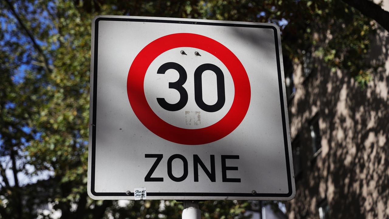 Ein Schild mit der Zahl 30 in einem roten Kreis. Darunter das Wort "Zone".
