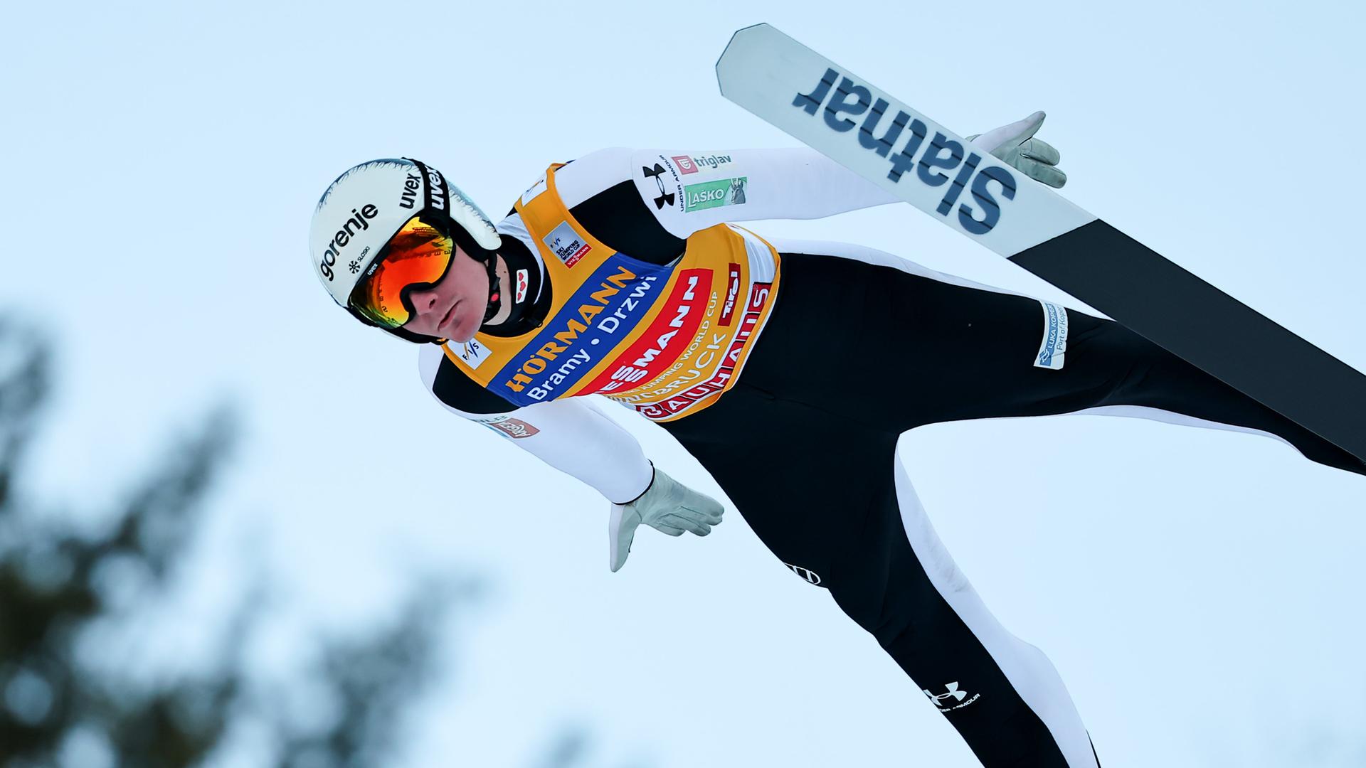 Domen Prevc aus Slowenien liegt mit ausgebreiteten Skiern in der Luft Domen Prevc aus Slowenien liegt mit ausgebreiteten Skiern in der Luft