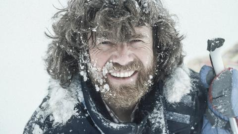 Reinhold Messner lacht bei Schneegestöber in die Kamera
