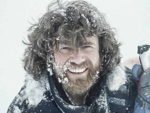 Reinhold Messner lacht bei Schneegestöber in die Kamera