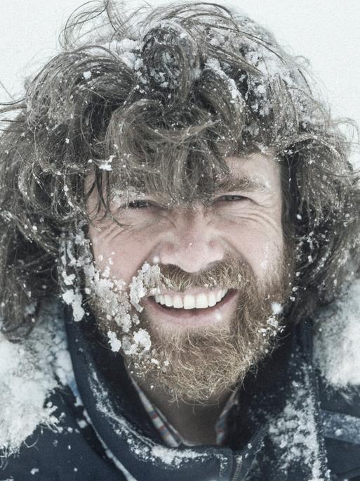 Reinhold Messner lacht bei Schneegestöber in die Kamera
