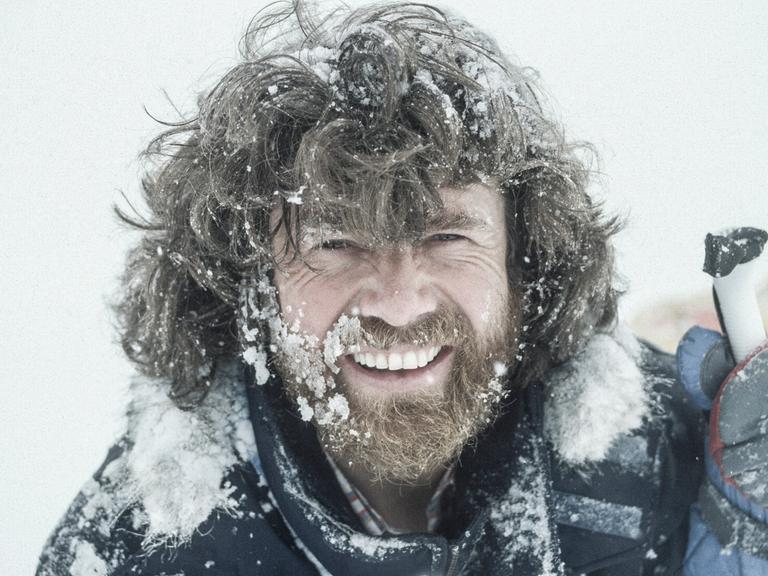 Reinhold Messner lacht bei Schneegestöber in die Kamera
