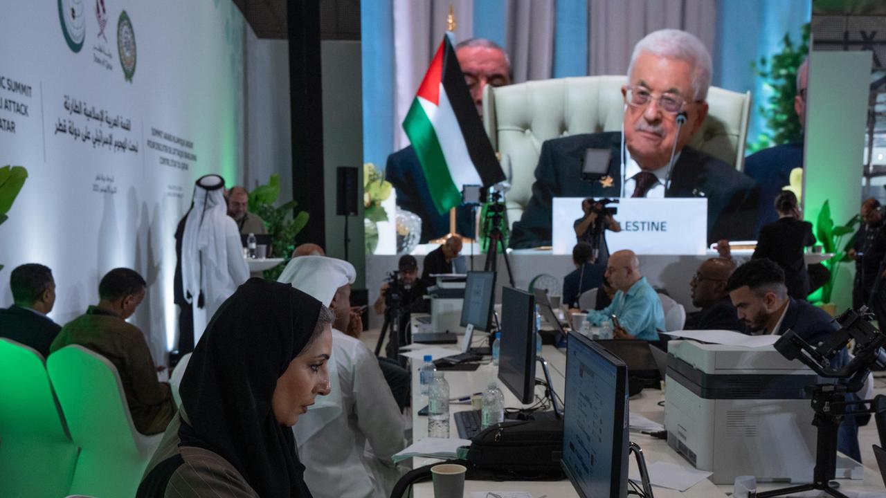  Mahmud Abbas. Präsident der palästinensischen Autonomiebehörde, hält bei einem Treffen arabischer Staaten eine Rede, die über Leinwand übertragen wird.