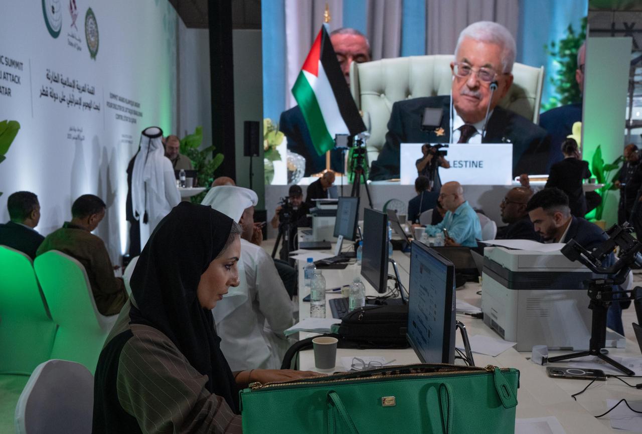  Mahmud Abbas. Präsident der palästinensischen Autonomiebehörde, hält bei einem Treffen arabischer Staaten eine Rede, die über Leinwand übertragen wird.